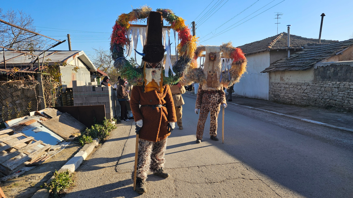 Кукери гонят злите сили в шуменския квартал "Макак"