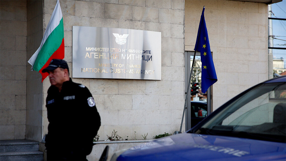 Спецполицаи извършиха обиски в агенция "Митници"