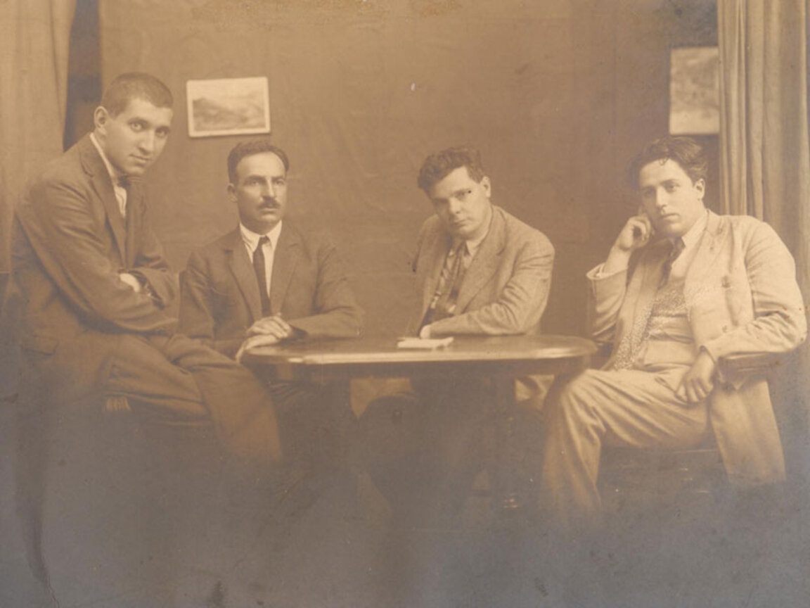 Кръг „Развигор“: Тодор Боров, Елин Пелин, Александър Балабанов, Д. Б. Митов (от ляво надясно)