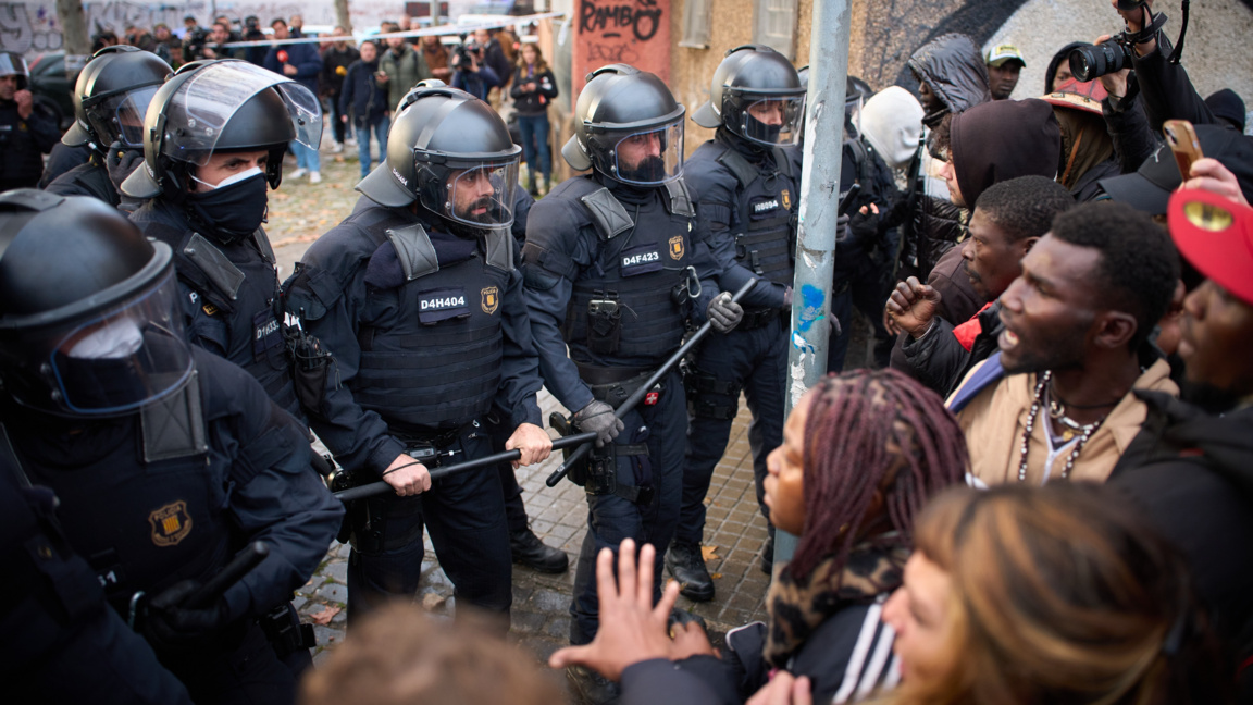 Полиция изгони мигранти, самонастанили се в изоставено училище в Испания