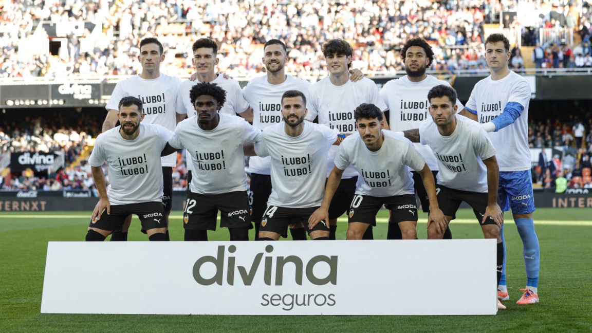 Fußballer und Fans von FC Valencia unter...
