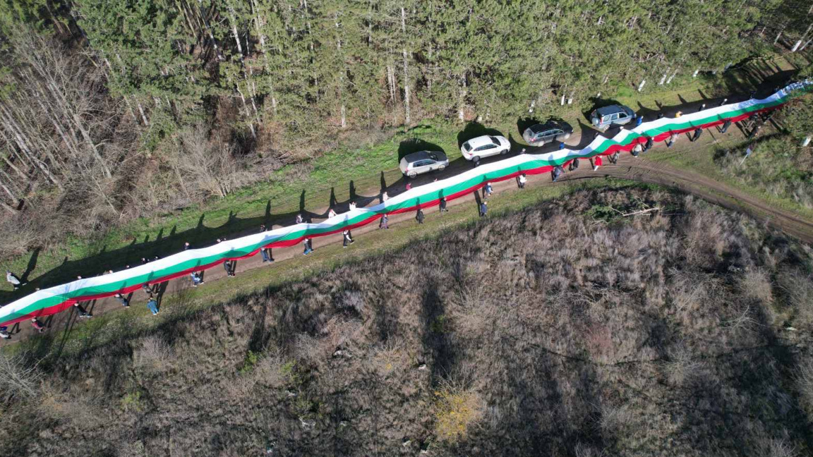 Разпънаха 100-метрово българско знаме на...