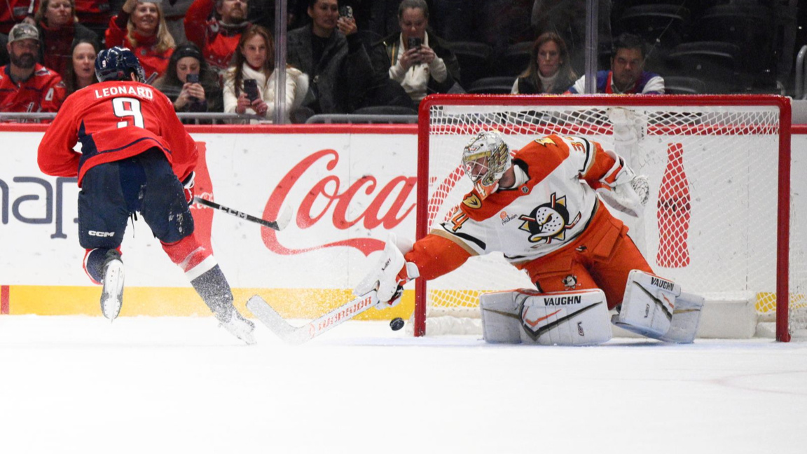 Вратарят Мражек от Анахайм спасява наказатален удар на Ленард от Вашингтон.