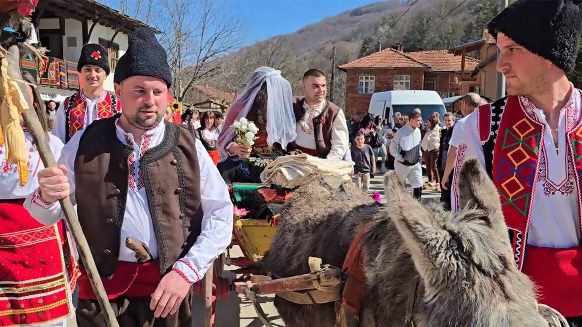 Мъж влиза в ролята на булка в обичая "ял...