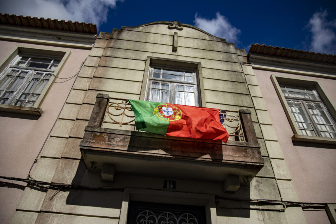 Португалският флаг се развява на балкон в град Авейро.