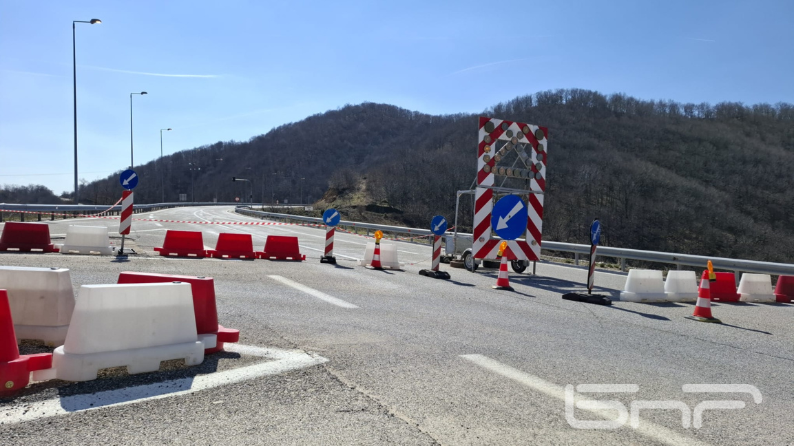 Властите в Гърция търсят решение за затв...