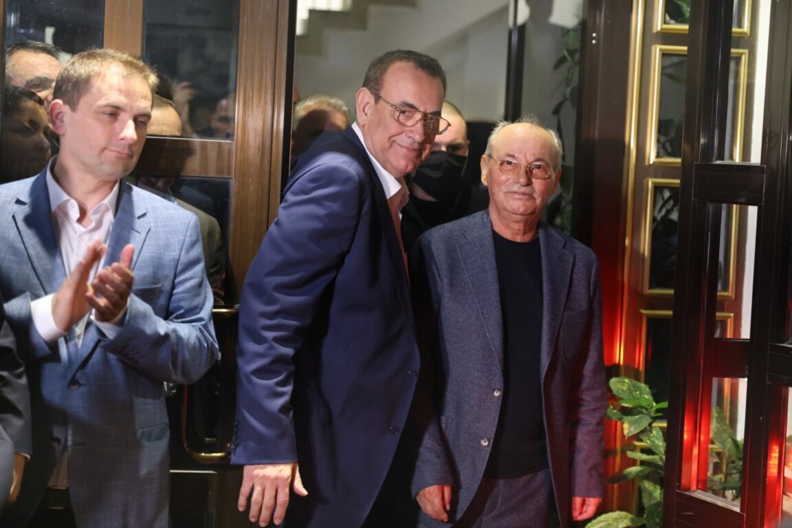 В централата на ДПС продължават консултациите за подреждане на листите на коалицията около Ахмед Доган