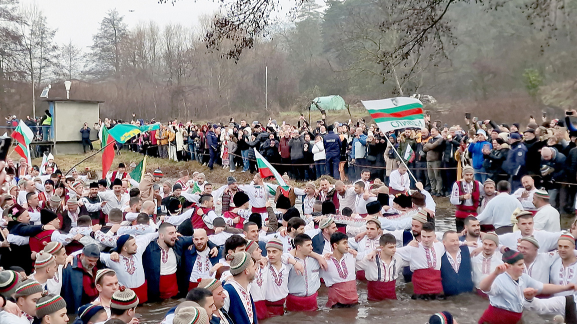 Άνδρες σε φορεσιές έστησαν χορό για τα Θ...
