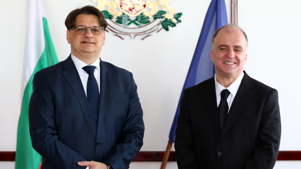 Министър Бачев сдаде поста на Найден Тодоров