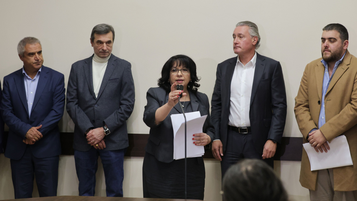 Правителство, синдикати и работодатели с...