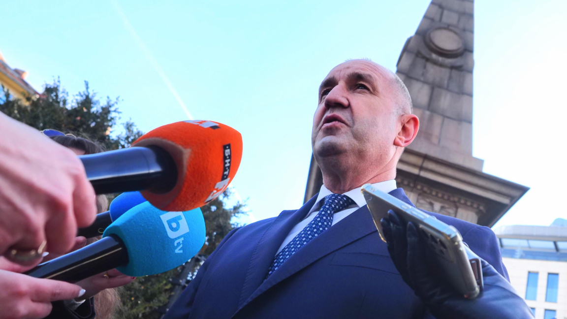 Румен Радев поднесе цветя пред паметника на Васил Левски