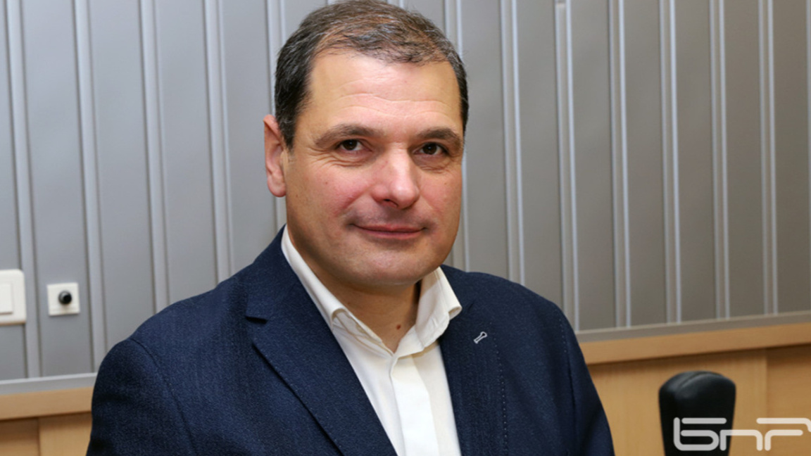 Противоречиво е поведението на кабинета ...