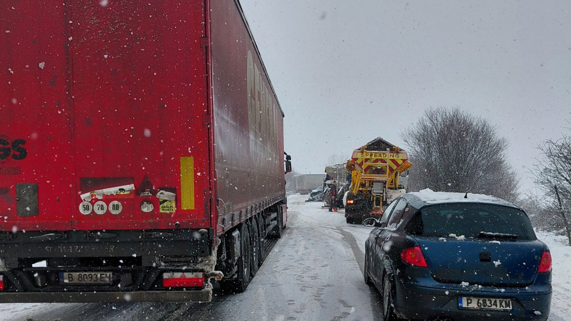 Катастрофа между джип и снегорин затруднява движението по пътя край село Балван