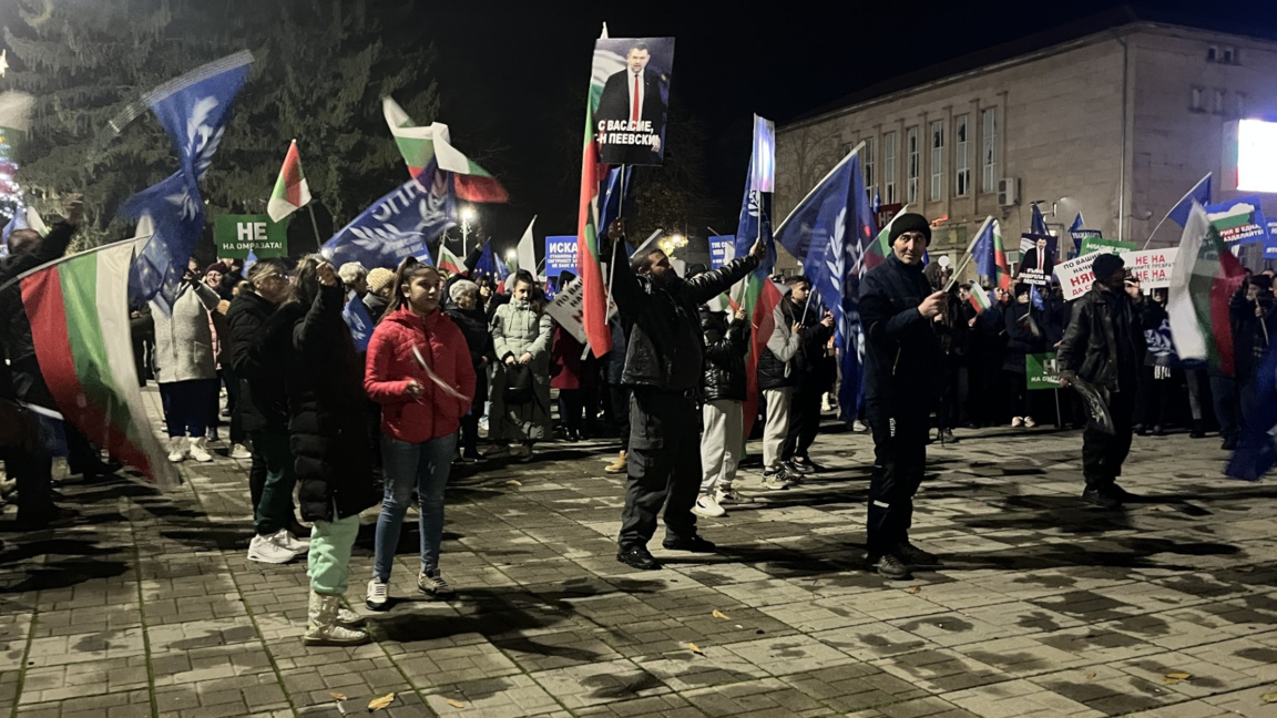 Членове и симпатизанти на "ДПС-Ново начало" на митинг във Ветово