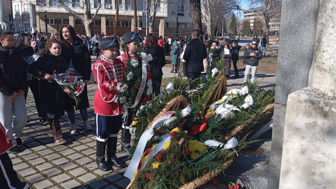 Десетки жители на Монтана се преклониха пред паметта на Апостола на свободата