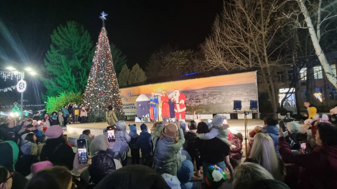 Запалиха светлините на елхата в Силистра...