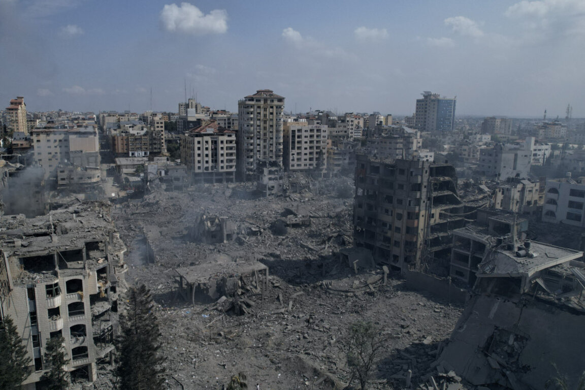 Опустошени сгради в град Газа.