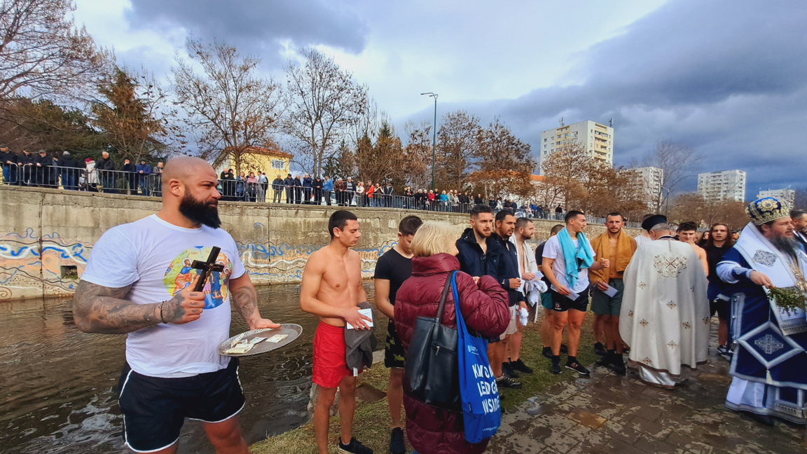 17 мъже се конкурираха за кръста във водите н река Банщица в центъра на Кюстендил. Най-бърз беше Велизар Георгиев (вдясно)=