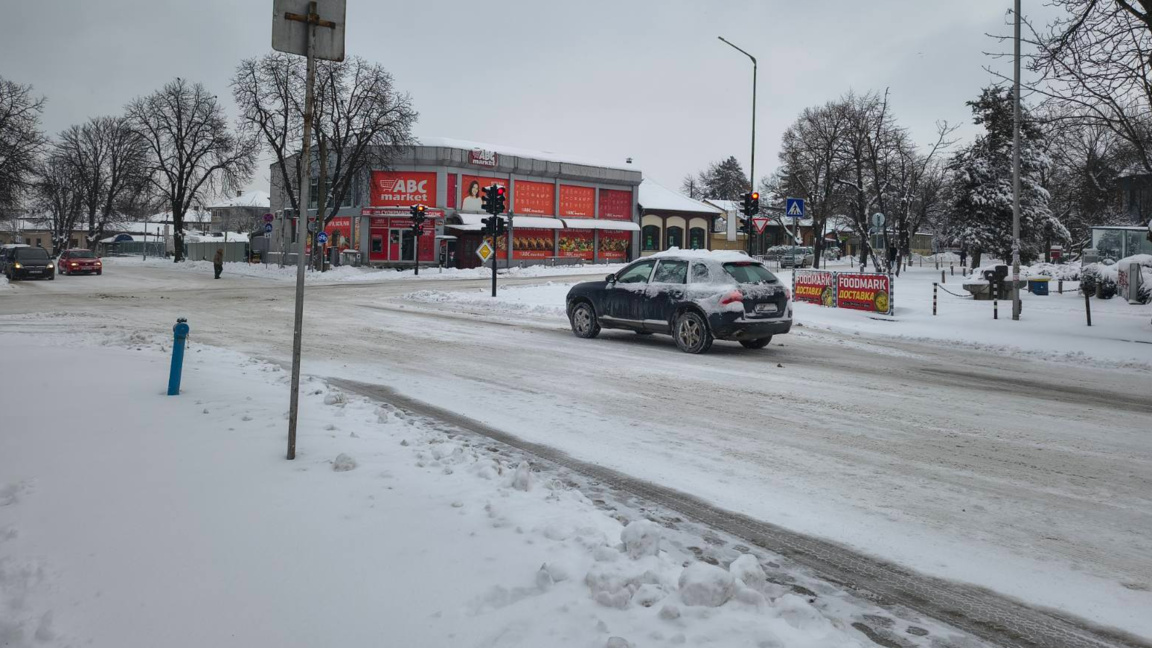 В Силистренско пътните участъци се опесъчават заради заледявания