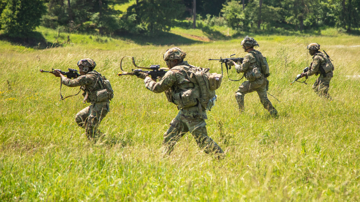 Американски войници участва в учение във военната база "Хохенфелс" в Германия.