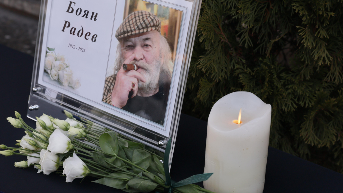 Стотици хора се стекоха на поклонението пред тленните останки на Боян Радев