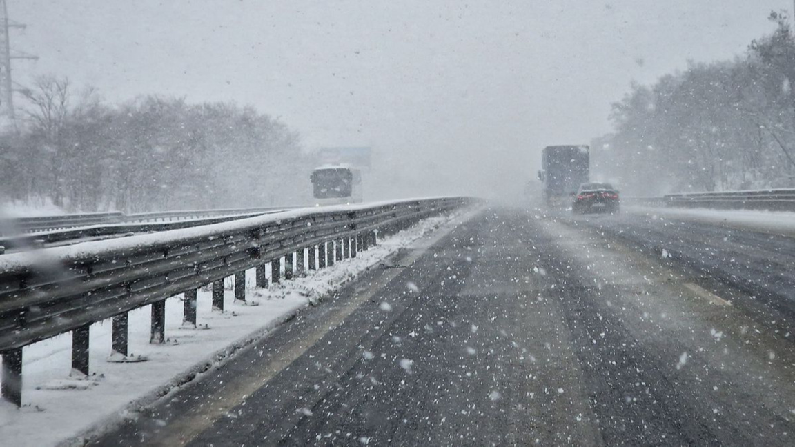 Шофьорите да тръгват подготвени за зимни условия, предупреждават от АПИ.