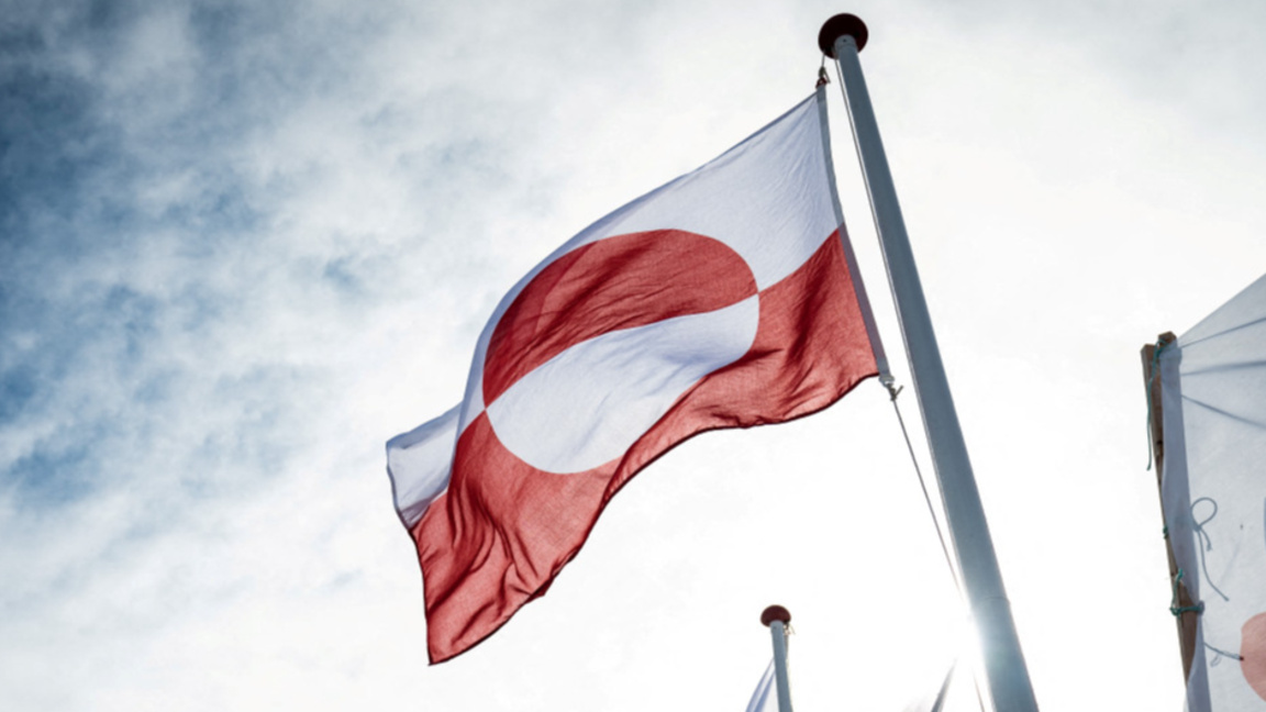 Флагът на Гренландия се развява в столицата Нуук.