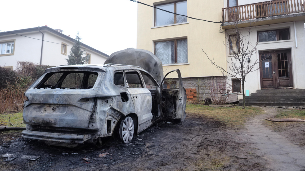 Масирана полицейска операция на СДВР се провежда днес, 16 февруари, в района на село Бистрица, след като час и половина след полунощ автомобилът и входната врата на дома на кмета Самуил Попов бяха подпалени. За инцидента съобщи самият той рано тази сутрин.