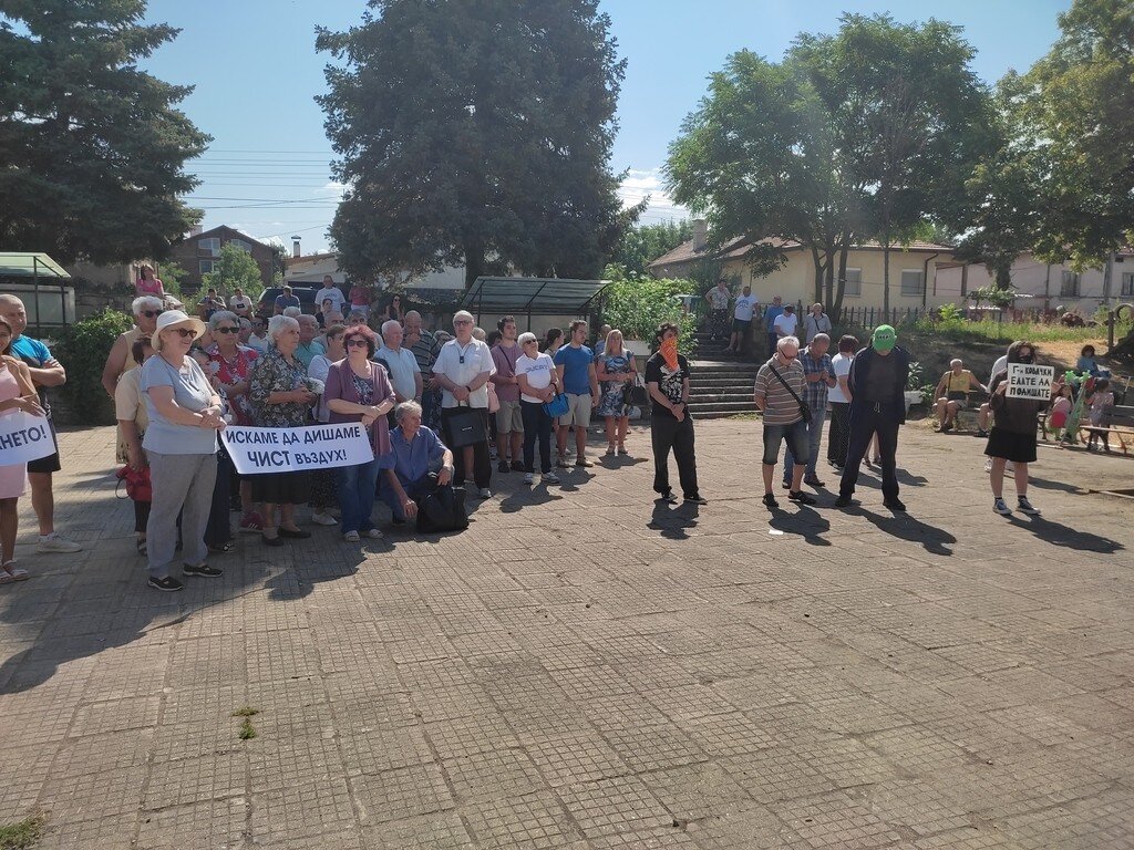 Десетки жители на бобовдолското Големо село и на околните населени места се събраха на протест срещу ТЕЦ “Бобов дол”