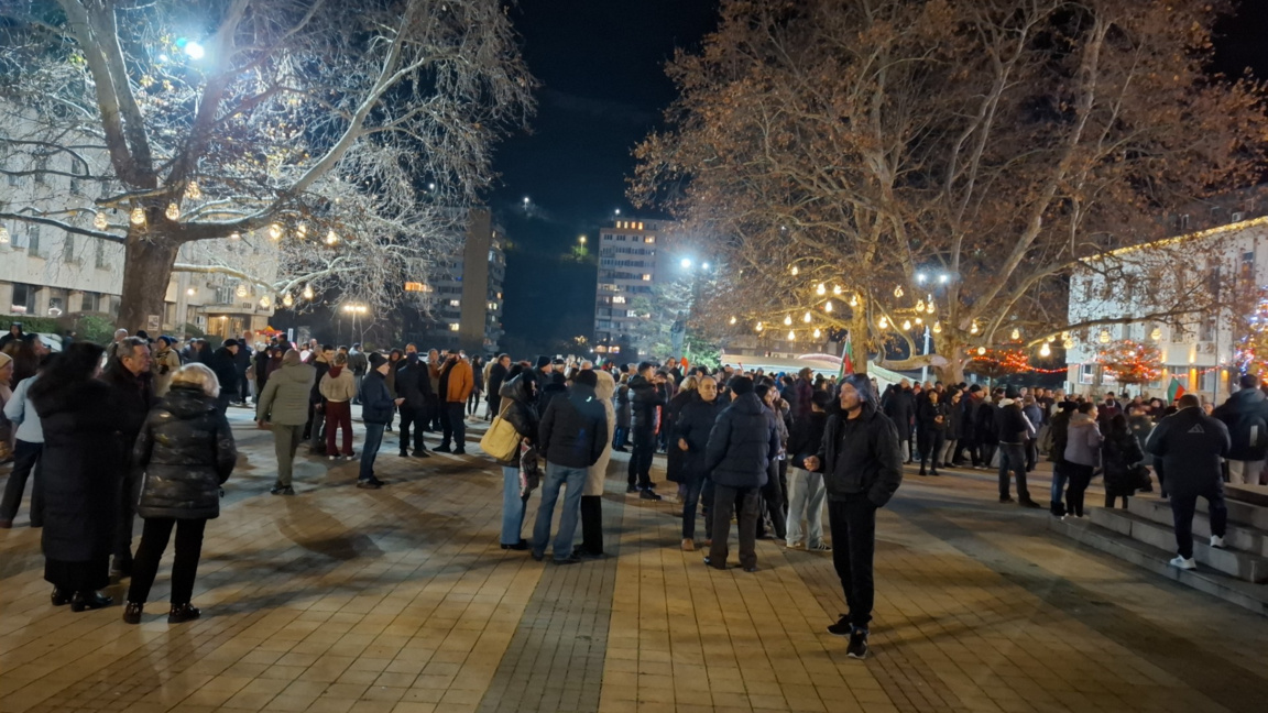 В Ловеч стотици жители се включиха в протеста срещу правителството