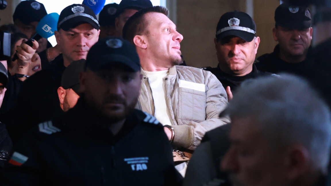 Станимир Хасърджиев напът към съдебната зала.