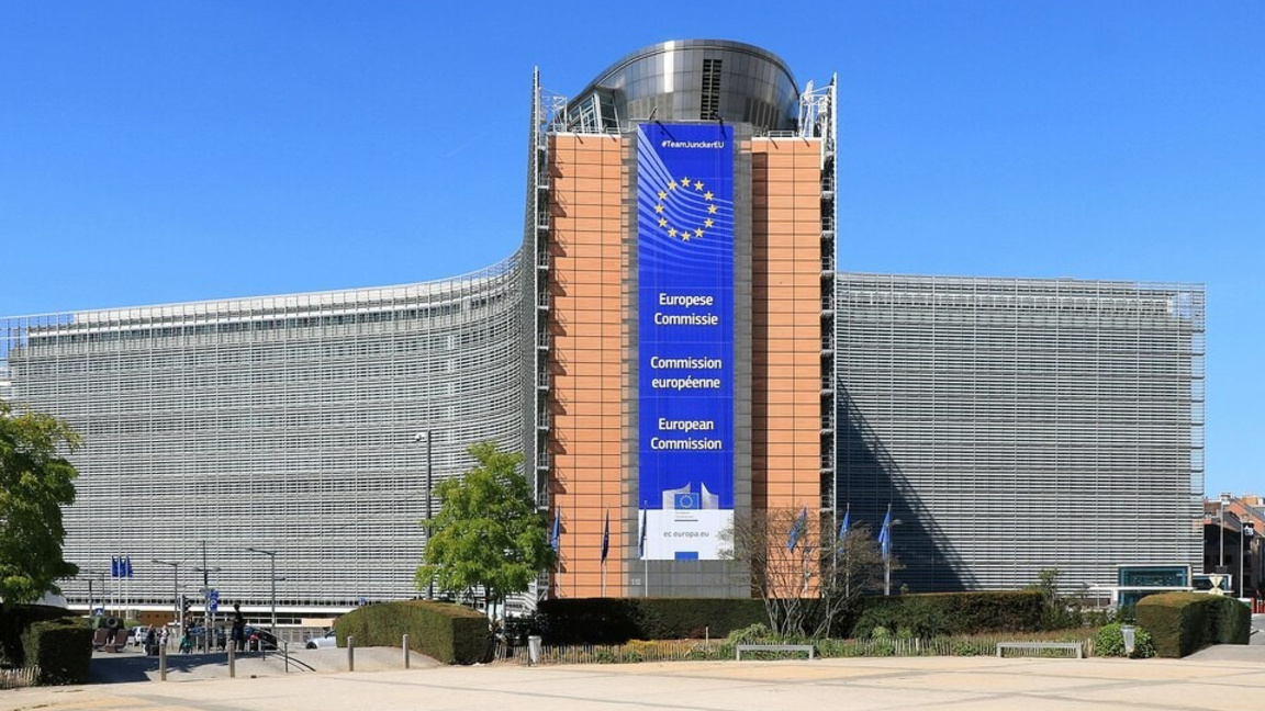 ЕК ще продължи диалога с властите във Венецуела