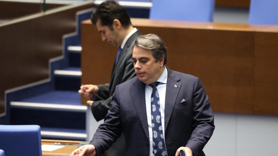 Асен Василев в НС. На втори план - Кирил Петков.