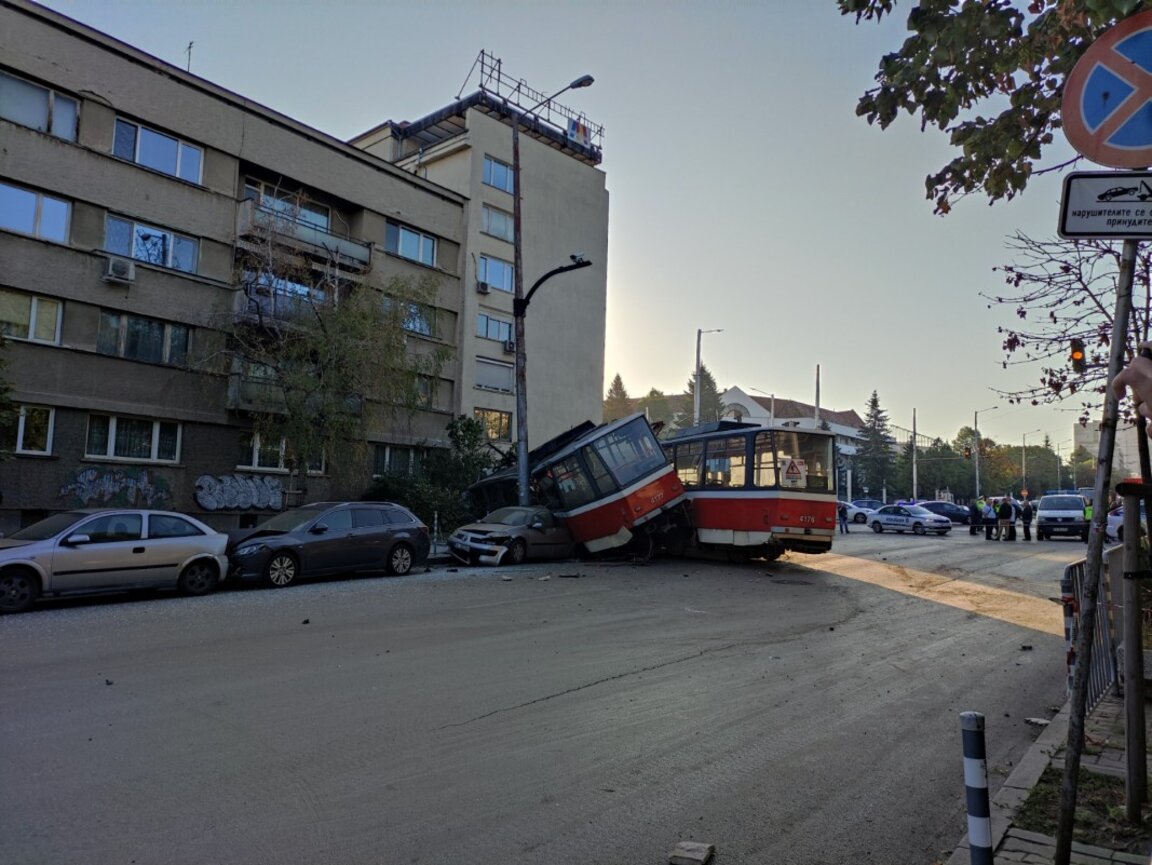 Младежи ли са подкарали трамвая, който излезе от релсите край Румънското посолство?