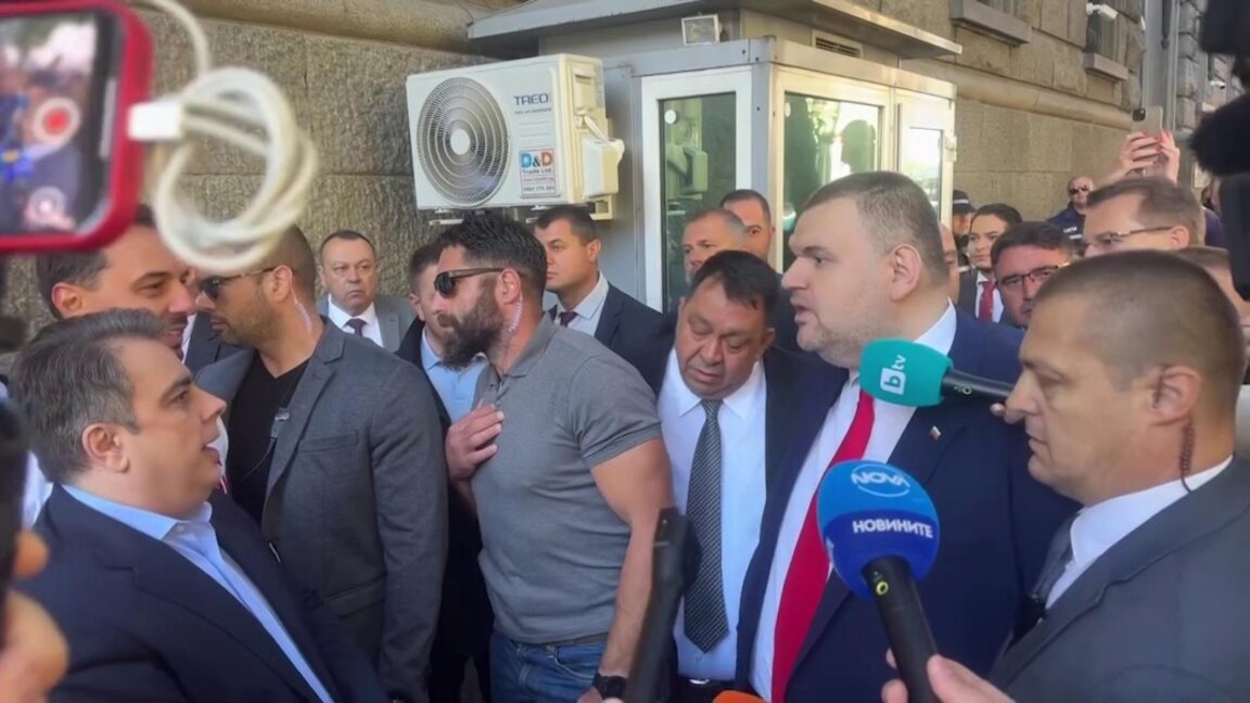 Словесен сблъсък между Делян Пеевски и Асен Василев край Народното събрание