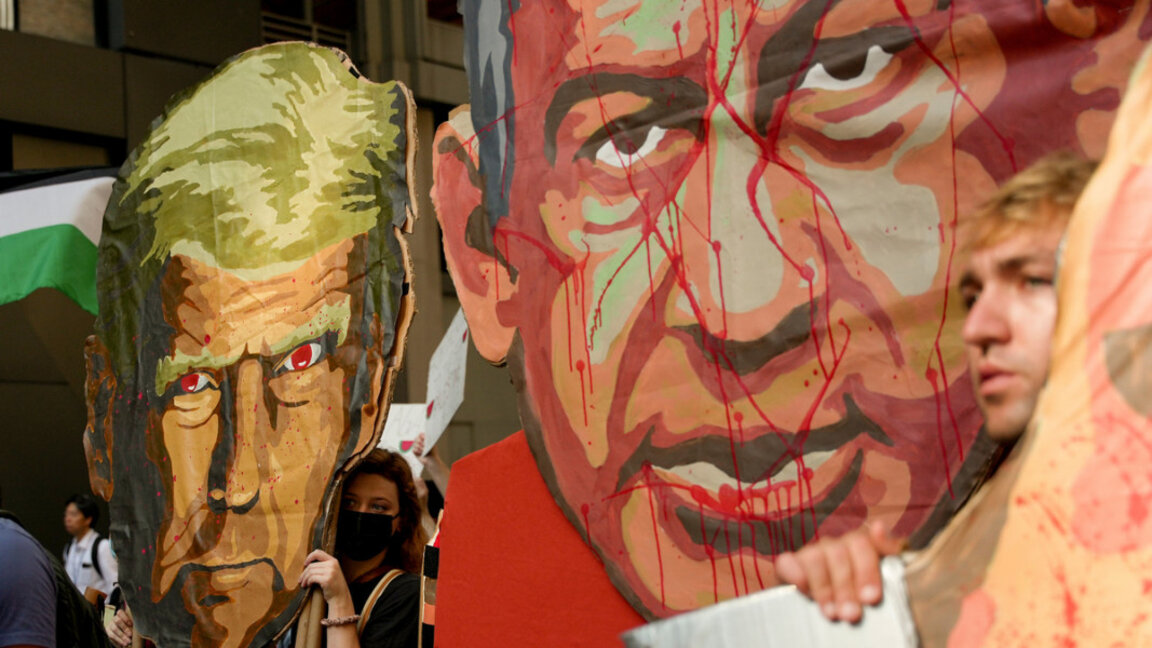 Протестиращи носят карикатури на Доналд Тръмп и Бенямин Нетаняху по време на пропалестинска демонстрация. Ню Йорк, 26 септември 2025 г.