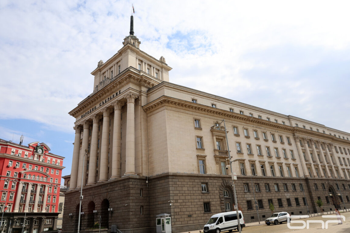 Седмица на обвинения във финансов хаос и спорове за дупката в бюджета