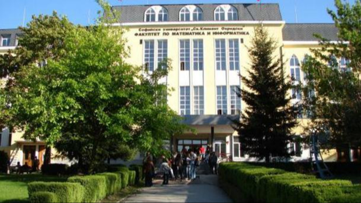 Деканът на ФМИ кани на среща студентка, ...