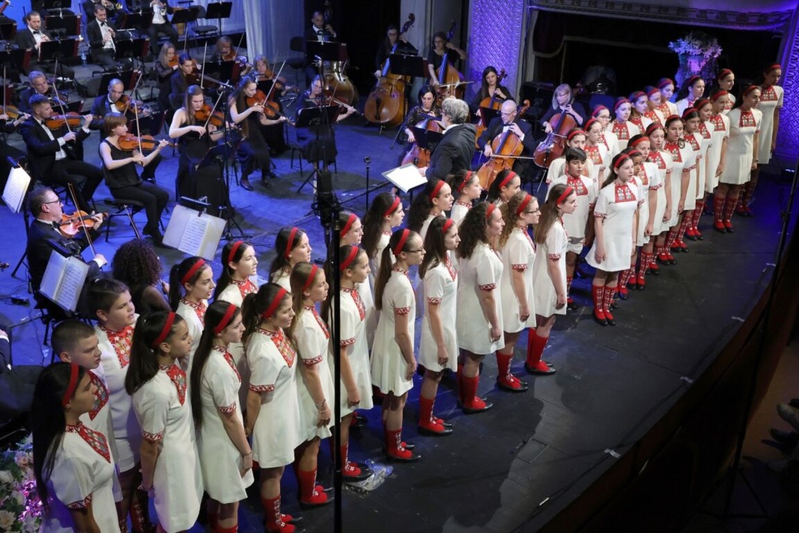 Симфоничният оркестър и Детският хор на БНР