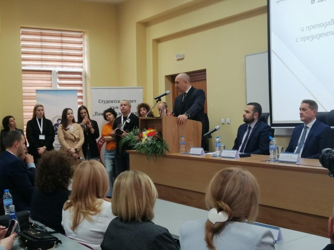 Румен Радев говори пред студенти в Пловдивския университет.