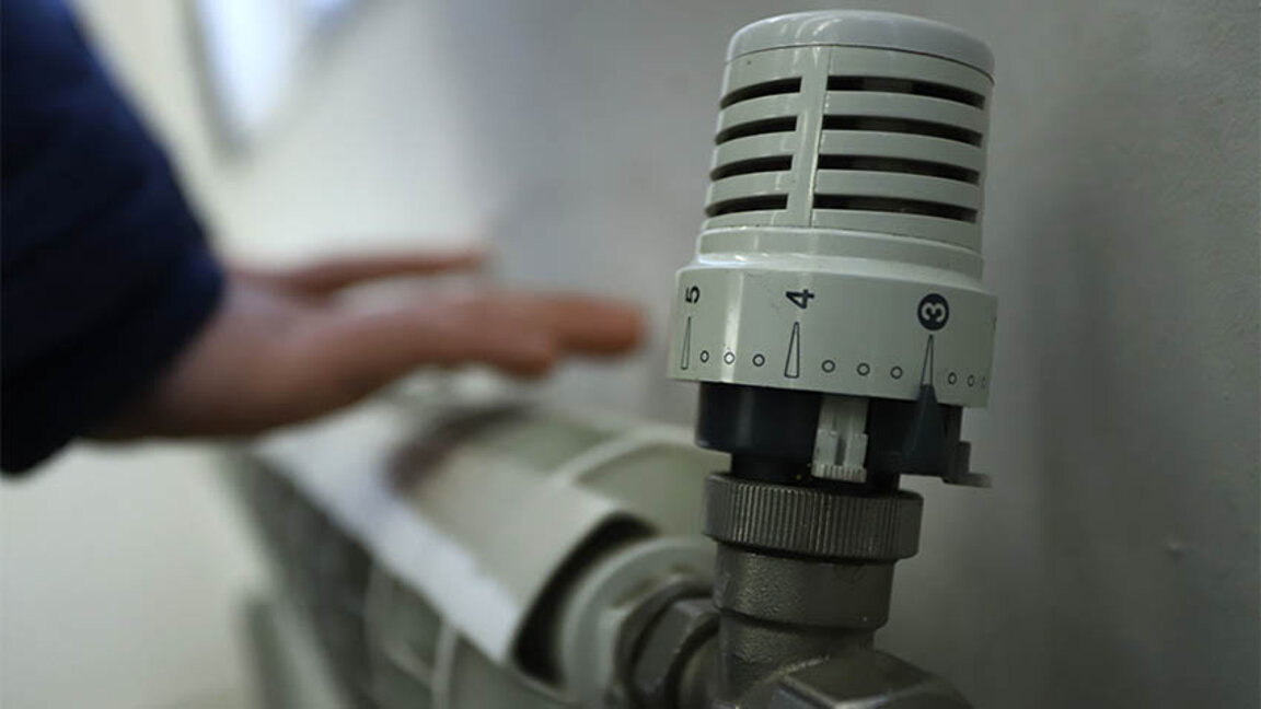 Без парно и топла вода до Нова година: "Дружба" на бунт срещу "Топлофикация"