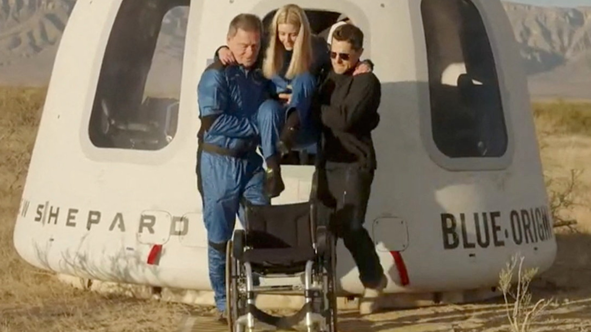 Инженерът от Европейската космическа агенция Микаела Бентхаус е пренесена до инвалидната й количка от вратата на капсулата след кацането в Тексас, 20 декември 2025 г.