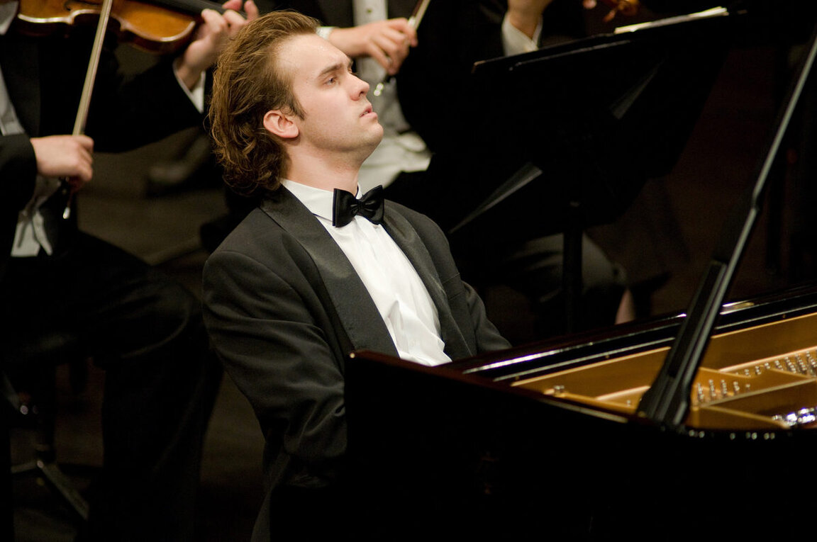 Изключителният пианист Евгени Божанов ще е солист на предстоящия концерт на Симфоничния оркестър на БНР