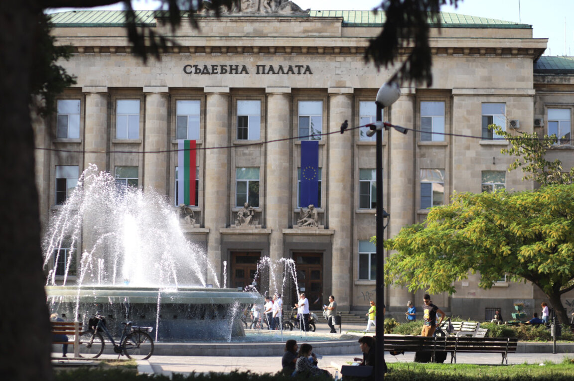 Младежите, нападнали шефа на полицията в Русе, с по-леки мерки за неотклонение