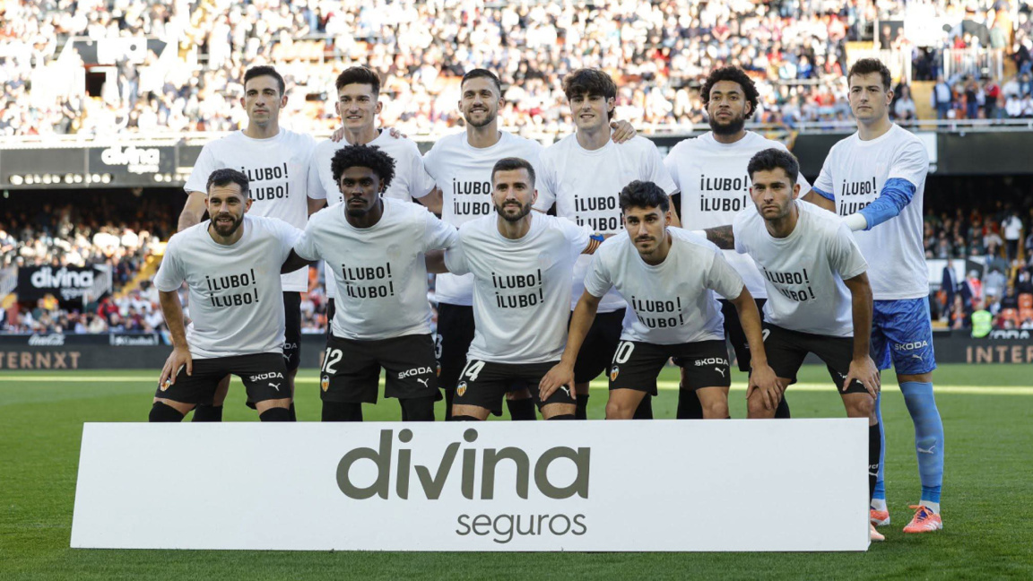 Lojtarët dhe tifozët e Valencias mbështe...