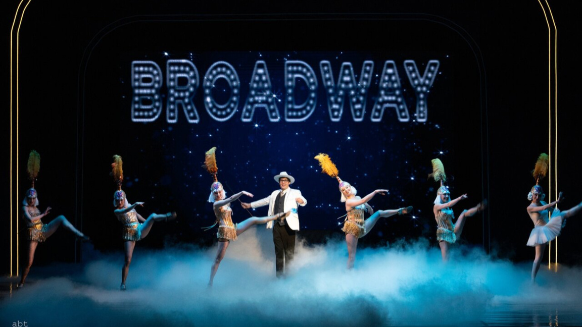 Мюзикълът "Продуцентите" гостува в София...