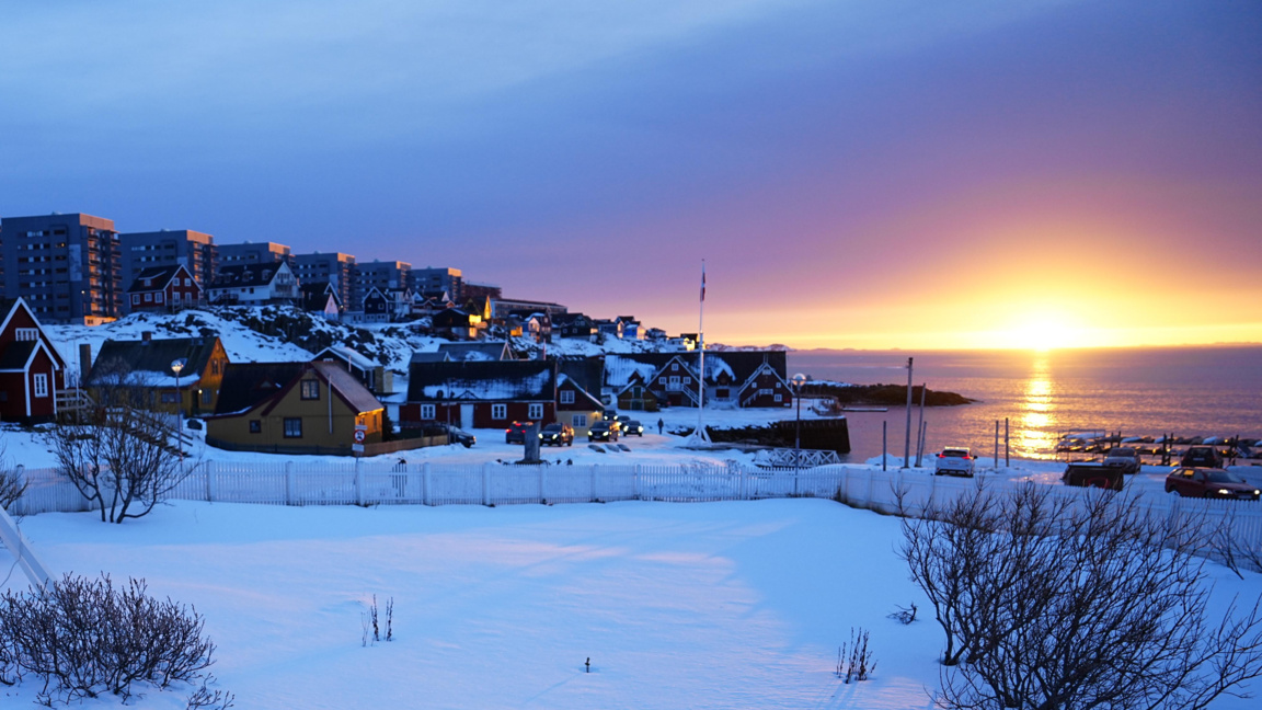 Залез над Нуук - столицата на Гренландия