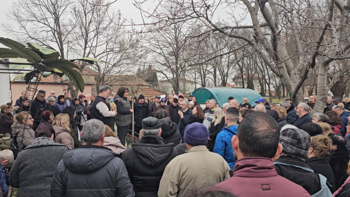 Миряни излязоха в защита на низвергнатия...