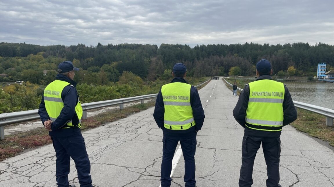 Евакуират жители на русенско село заради опасен язовир