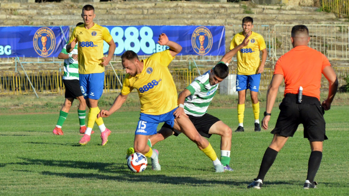 Футболният "Волов" се изправя срещу румъ...